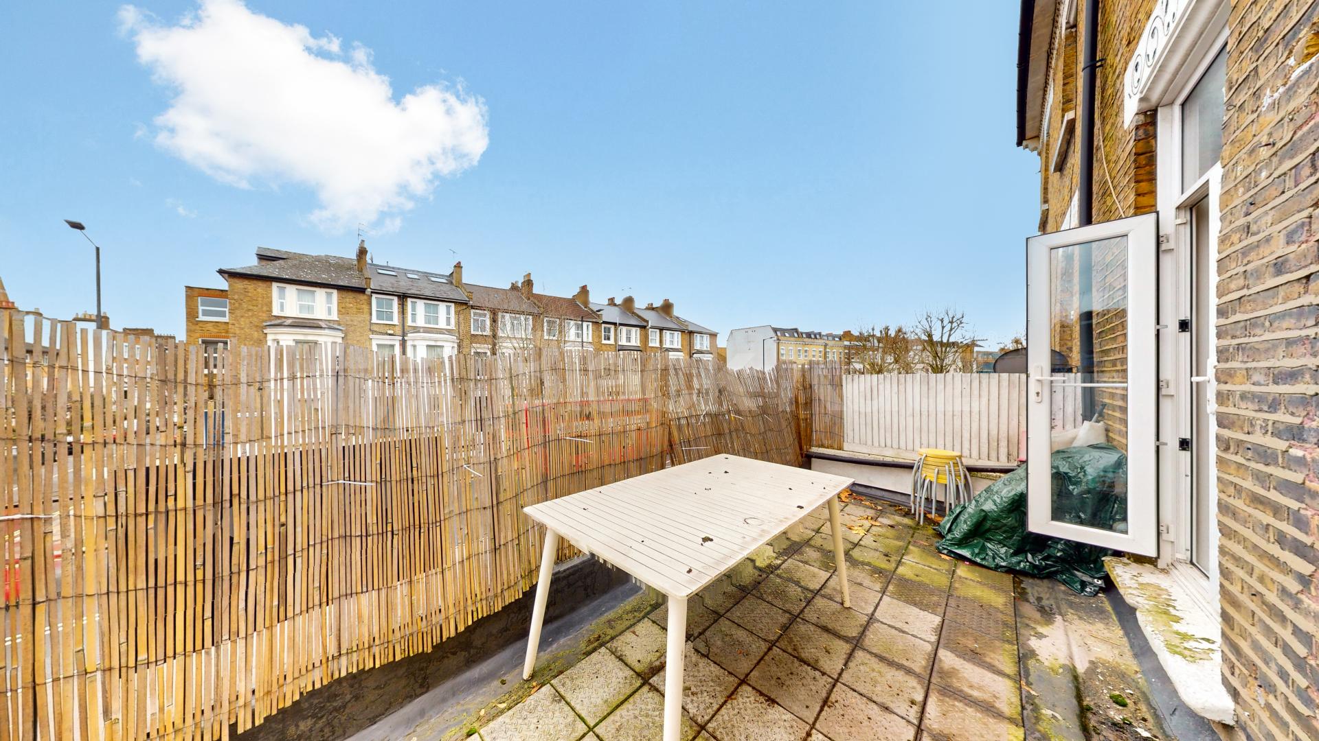 			4 Bedroom, 1 bath, 1 reception Flat			 Shepherds Bush Road, Hammersmith